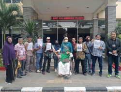 Masyarakat meminta kepada DPP partai Gerindra , Dedek Pradesa di PAW kan , diduga telah menggelapkan dana masyarakat sebesar Rp. 14 miliar .