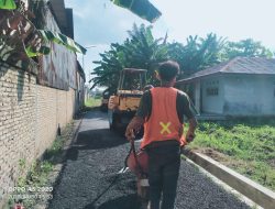 Dinas PUPR Kota Tebingtinggi Aspal Hotmik Jalan di Kelurahan Karya Jaya