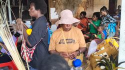 Nawaripi Bangun SDM OAP Lewat Anyaman & Lomba Renang Tradisional