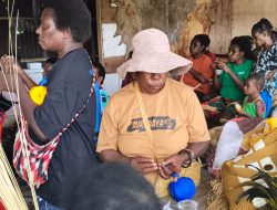 Nawaripi Bangun SDM OAP Lewat Anyaman & Lomba Renang Tradisional