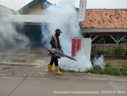 Camat Purwasari dan Unit Rescue Karang Taruna Lakukan Fogging di Wilayah Rawan DBD