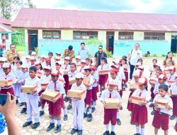VIRAL Sepatu Robek: Bantuan Cepat Sabam Rajagukguk Hadirkan Haru di Samosir