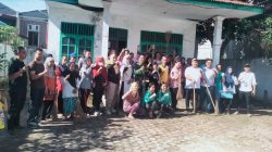 Lurah TTL Terus Motivasi Warganya Galakkan Gotong Royong Bersih Bersih Lingkungan.