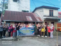 Warga Kelurahan Pasar Baru Laksanakan Gorong Royong Dengan Penuh Semangat dan Saling Kompak.