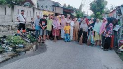 Lurah Tanjung Marulak Terus Motivasi Warga Galakkan Gorong Royong Bersih Bersih Lingkungan Dengan Penuh Kebersamaan.