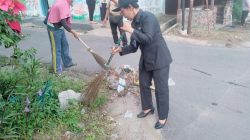 Lurah Pasar Gambir Tetap Komitmen Ajak Warga Bergotong Royong Bersihkan Lingkungan.