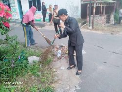 Lurah Pasar Gambir Tetap Komitmen Ajak Warga Bergotong Royong Bersihkan Lingkungan.