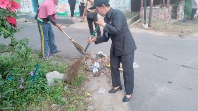Lurah Pasar Gambir Tetap Komitmen Ajak Warga Bergotong Royong Bersihkan Lingkungan.