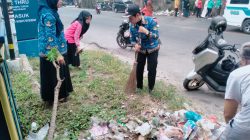 Lurah Rambung terus Komitmen Gorong Royong Bersama Warga Bersihkan Fasilitas Umum.