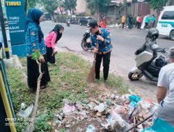 Lurah Rambung terus Komitmen Gorong Royong Bersama Warga Bersihkan Fasilitas Umum.