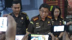 TERSANGKA PERKARA DUGAAN TINDAK PIDANA KORUPSI PENEBANGAN KAYU DI KAWASAN   AGROPOLITAN SIOSAR MENYERAHKAN DIRI, KEJAKSAAN NEGERI KARO LAKUKAN   PENAHANAN