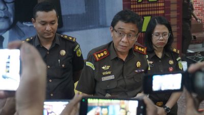 TERSANGKA PERKARA DUGAAN TINDAK PIDANA KORUPSI PENEBANGAN KAYU DI KAWASAN   AGROPOLITAN SIOSAR MENYERAHKAN DIRI, KEJAKSAAN NEGERI KARO LAKUKAN   PENAHANAN