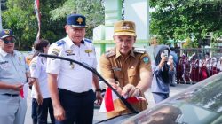Walikota Tebingtinggi Bagikan Bendera Merah Putih Secara Gratis Kepada Masyarakat Sambut HUT RI ke 81.