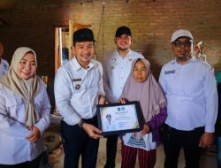 Walikota Tebingtinggi H Iman Irdian Saragih Tinjau SD Komplek dan Serahkan Bantuan PIP.
