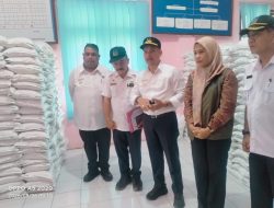 Walikota Tebingtinggi H Iman Irdian Saragih Tinjau Penyaluran Cadangan Pangan Pemerintahvdi Kelurahan Mekar Sentosa,Pastikan Tepat Sasaran.