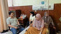 HAILI YOGA DAN RISNAWATI JENGUK BIDAN RAHMAYANTI DI MEDAN